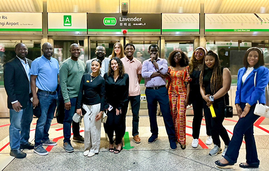 Whitman students at airport in Singapore