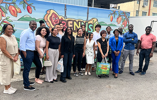 Whitman students and staff posing at Benns Ethicoa