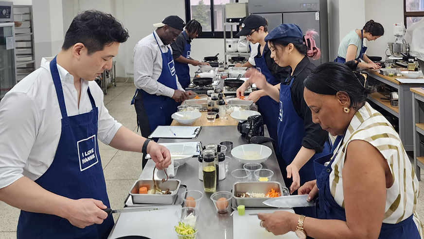 Whitman group preparing food