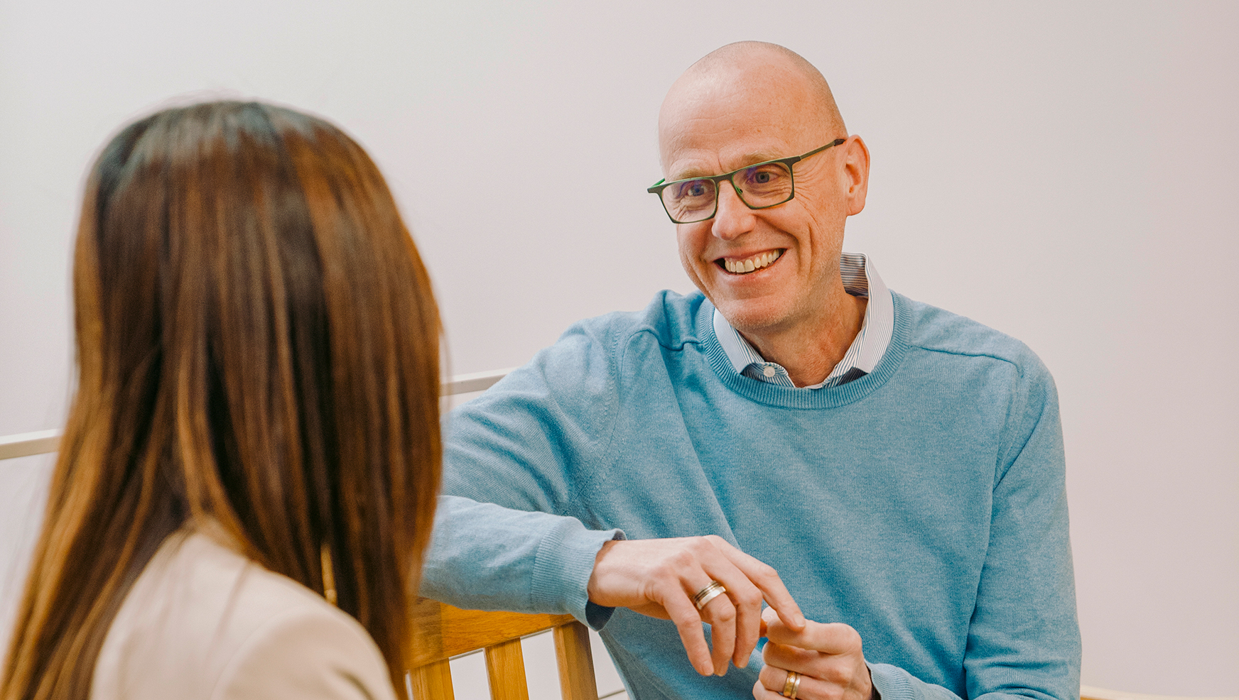 Johan Wiklund talking to a student